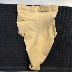 Skims shape wear high waisted thong! New without tag!